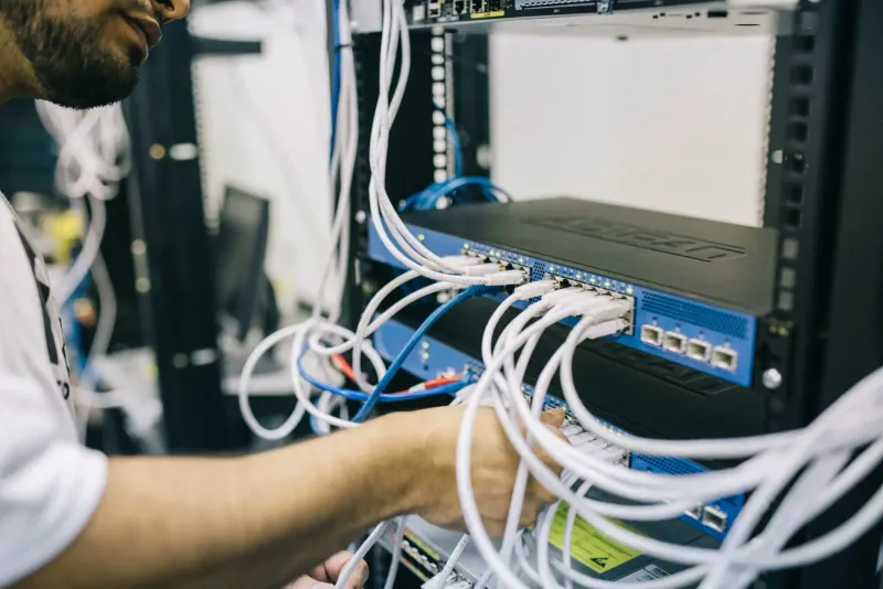 Carrete de madera para cable eléctrico en operación industrial