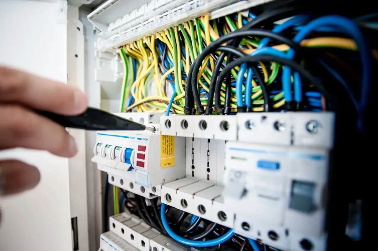 Instalación eléctrica industrial con cables sobre carretes de madera