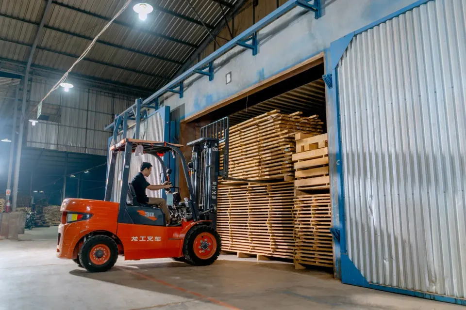 Montacargas moviendo madera en bodega