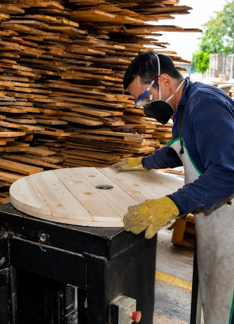 Fabricación de brida de carrete con madera certificada en planta PALLETCOL