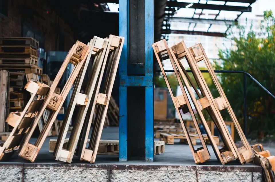 Estibas de madera en zona de planta para despacho industrial