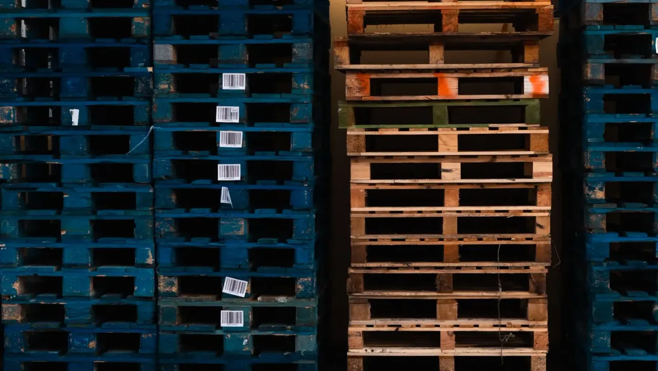 Estibas de madera en bodega industrial