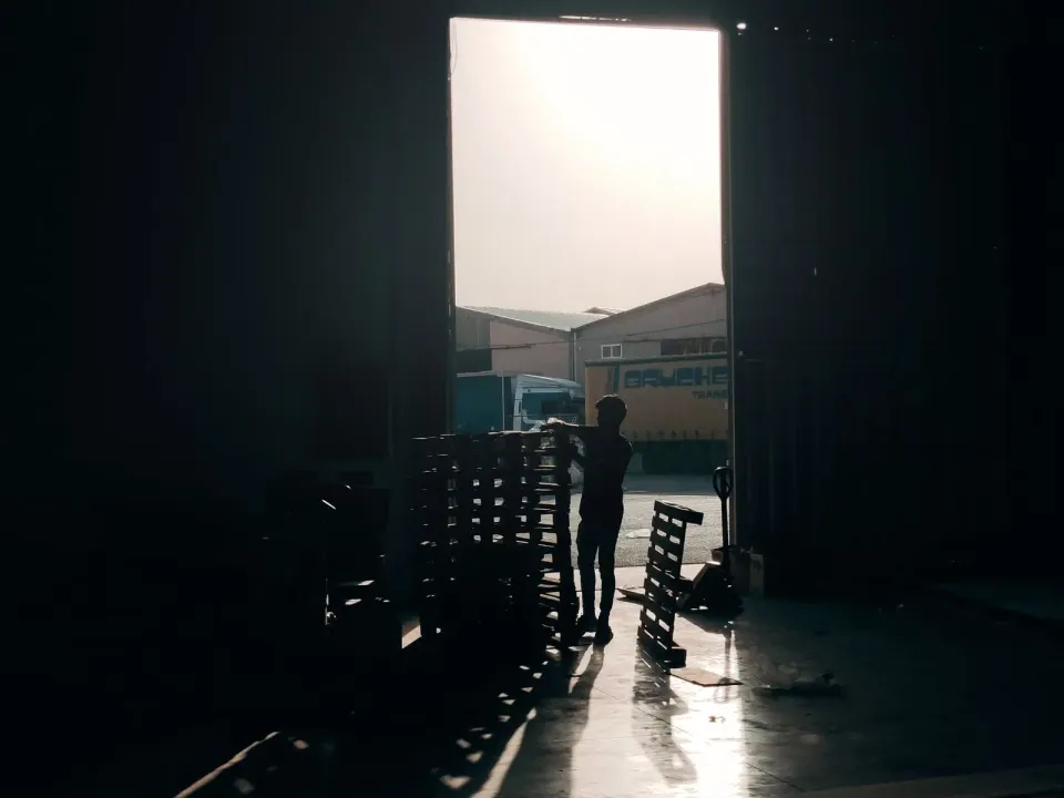 Operario en bodega industrial de PALLETCOL
